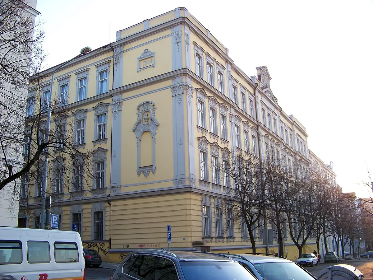 Budova školy: GMHS Praha