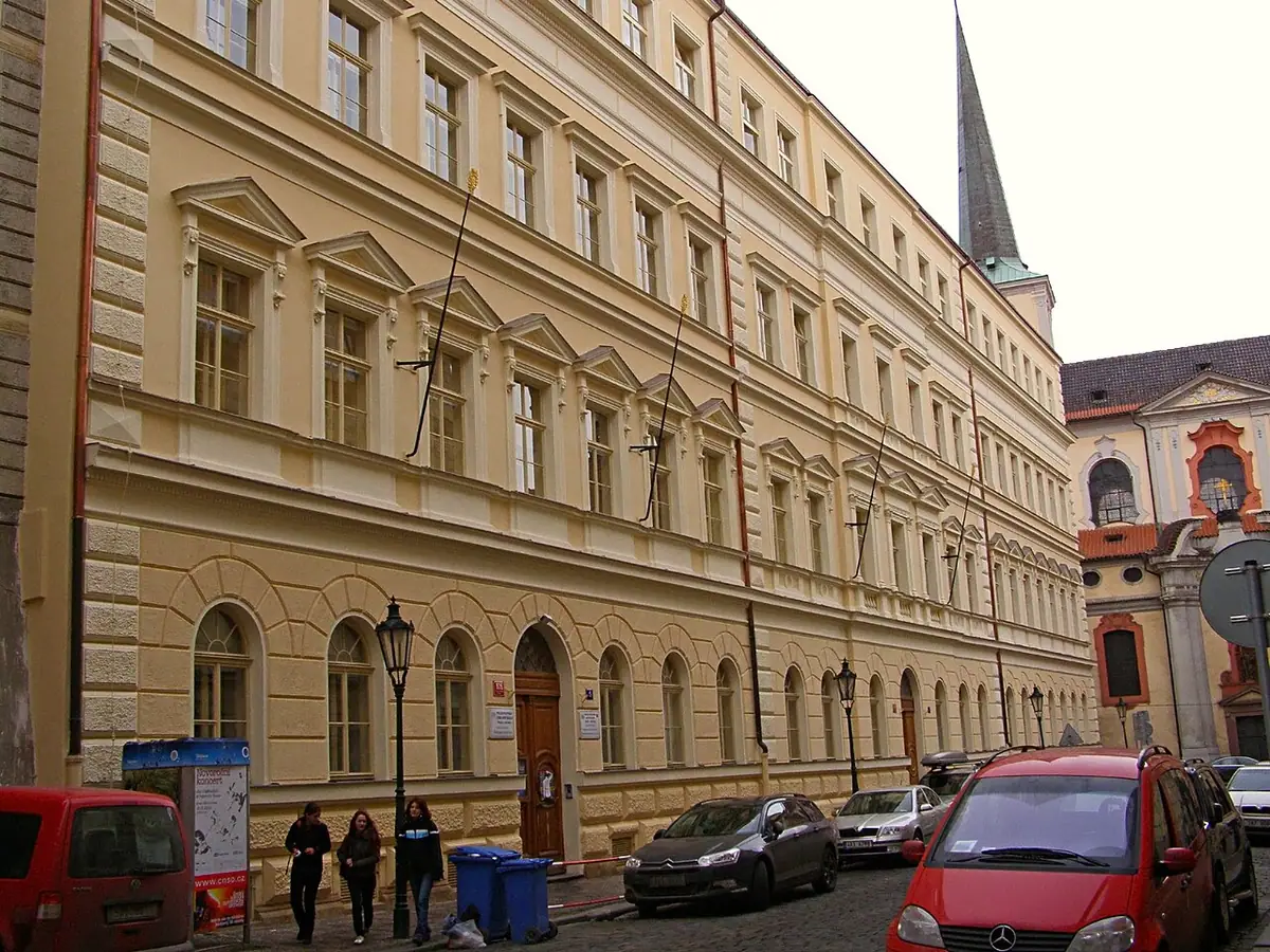 Budova školy: Malostranské gymnázium