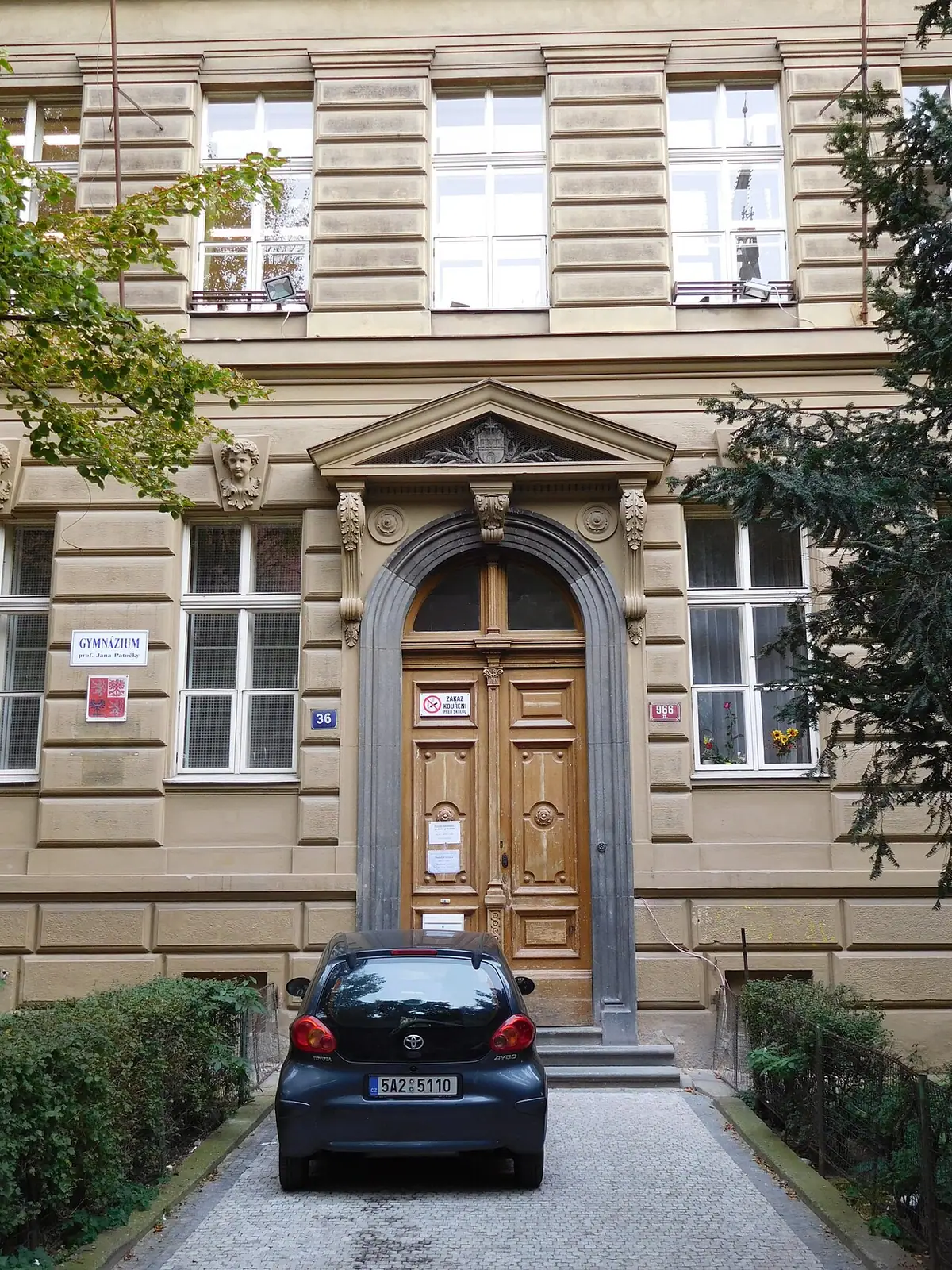 Budova školy: Gymnázium prof. Jana Patočky
