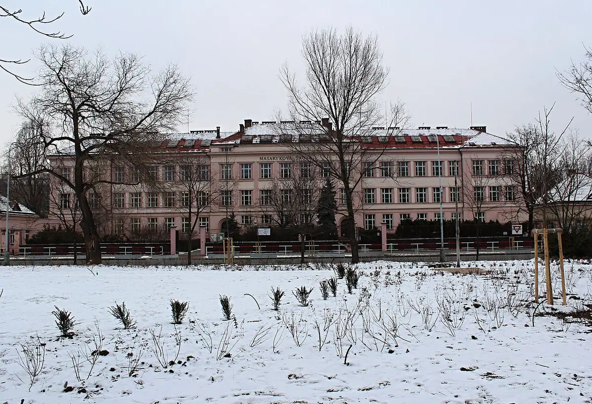 Budova školy: Gymnázium Duhovka