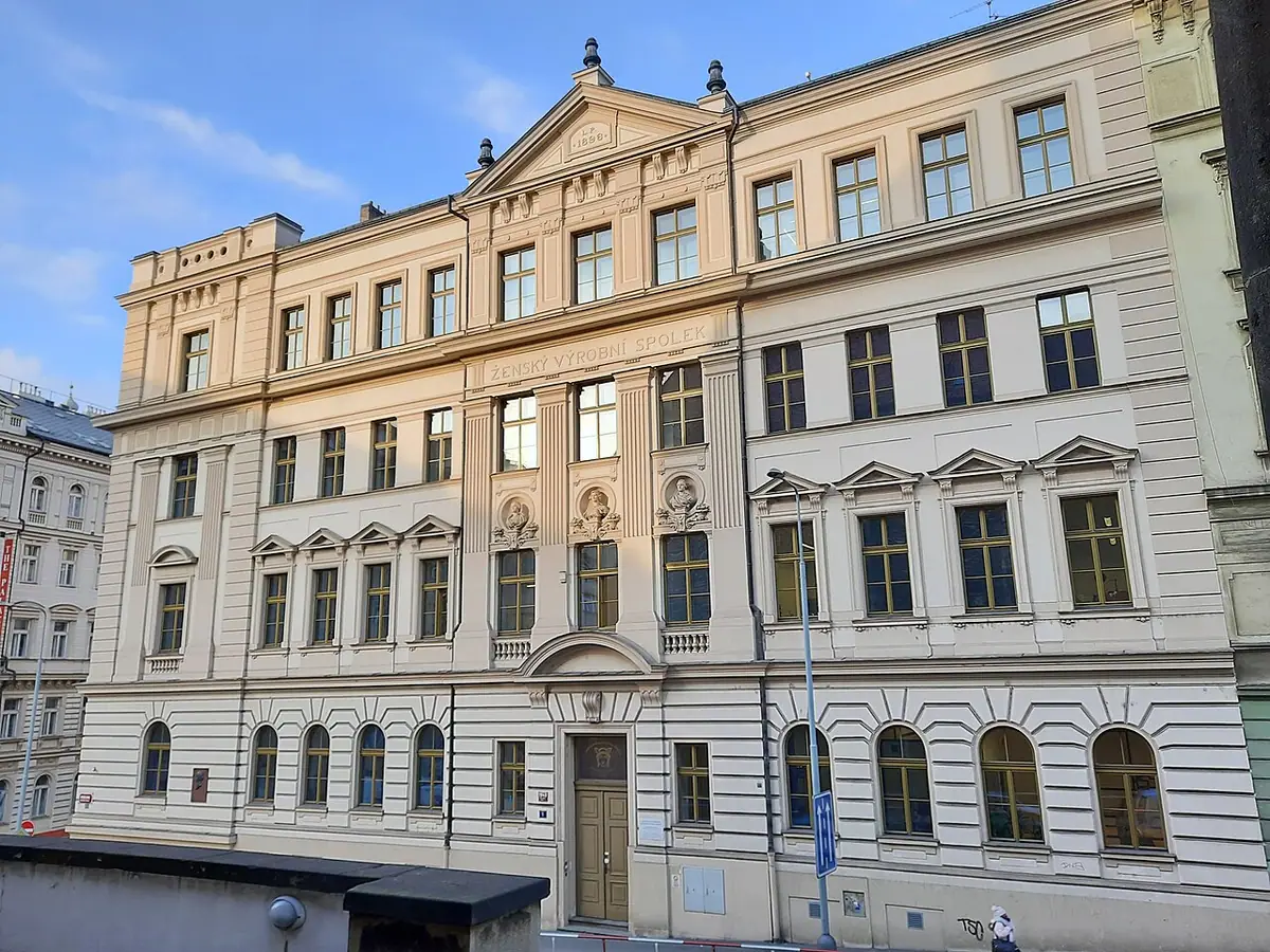School building: ČAO Resslova