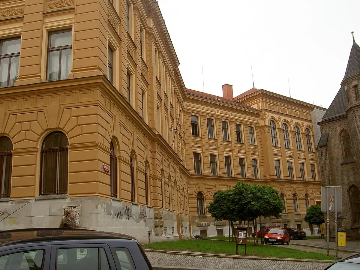 Budova školy: Gymnázium Karla Sladkovského