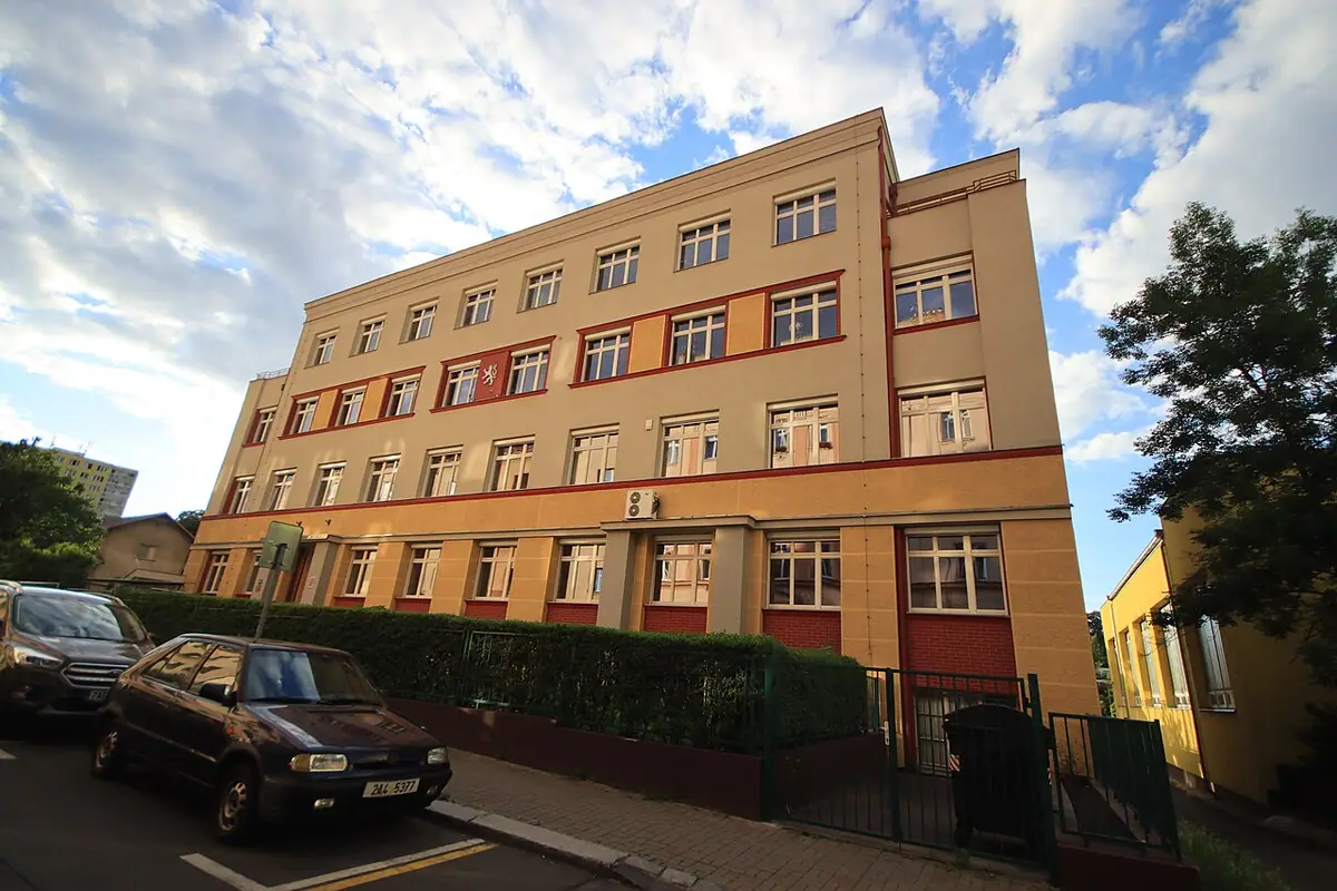 Budova školy: Gymnázium Elišky Krásnohorské