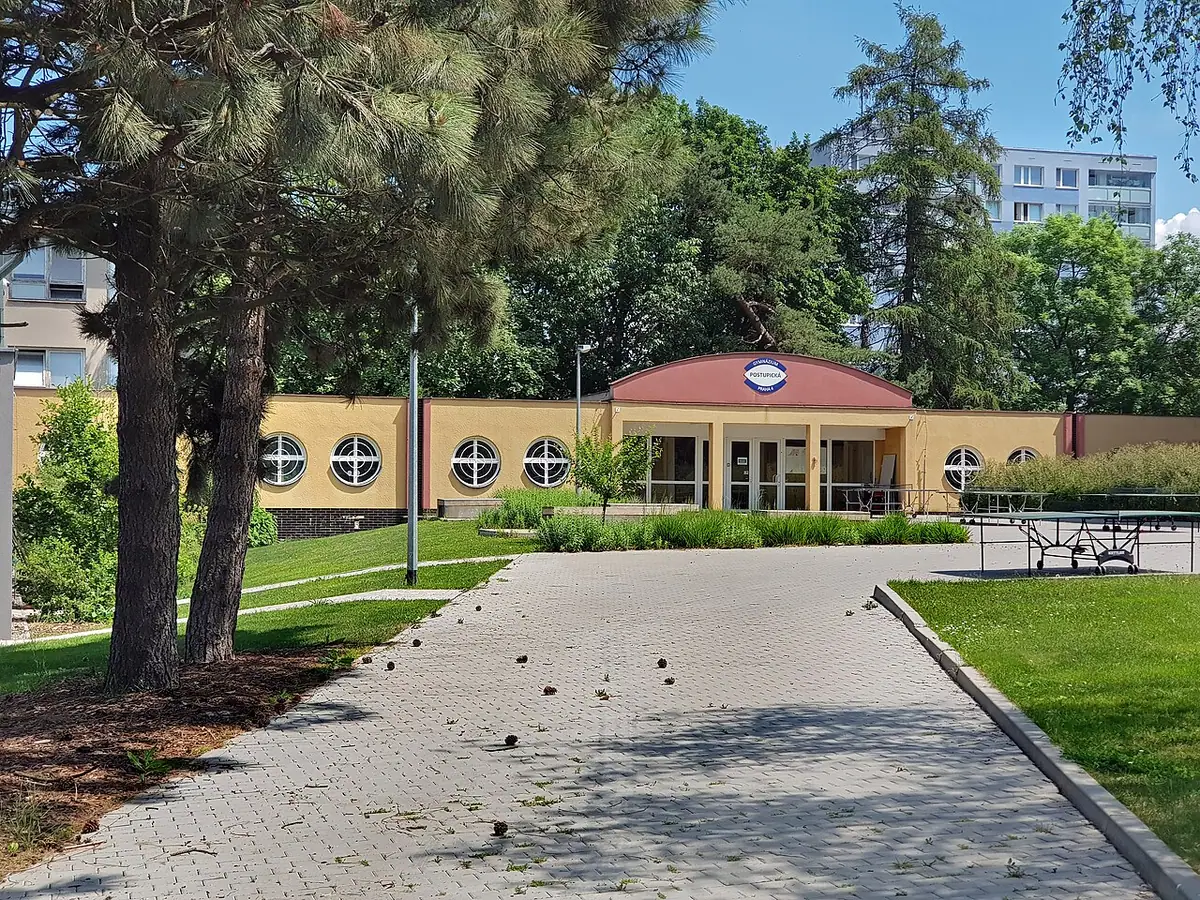 Budova školy: Gymnázium Postupická