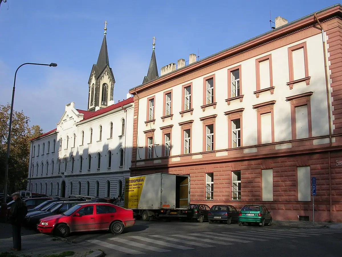 School building: SOU kadeřnické Karlín