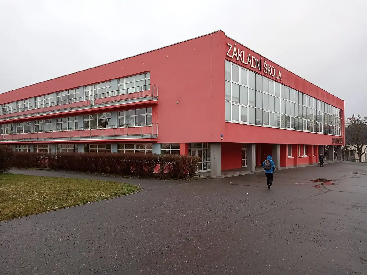Budova školy: Klasické gymnázium Modřany