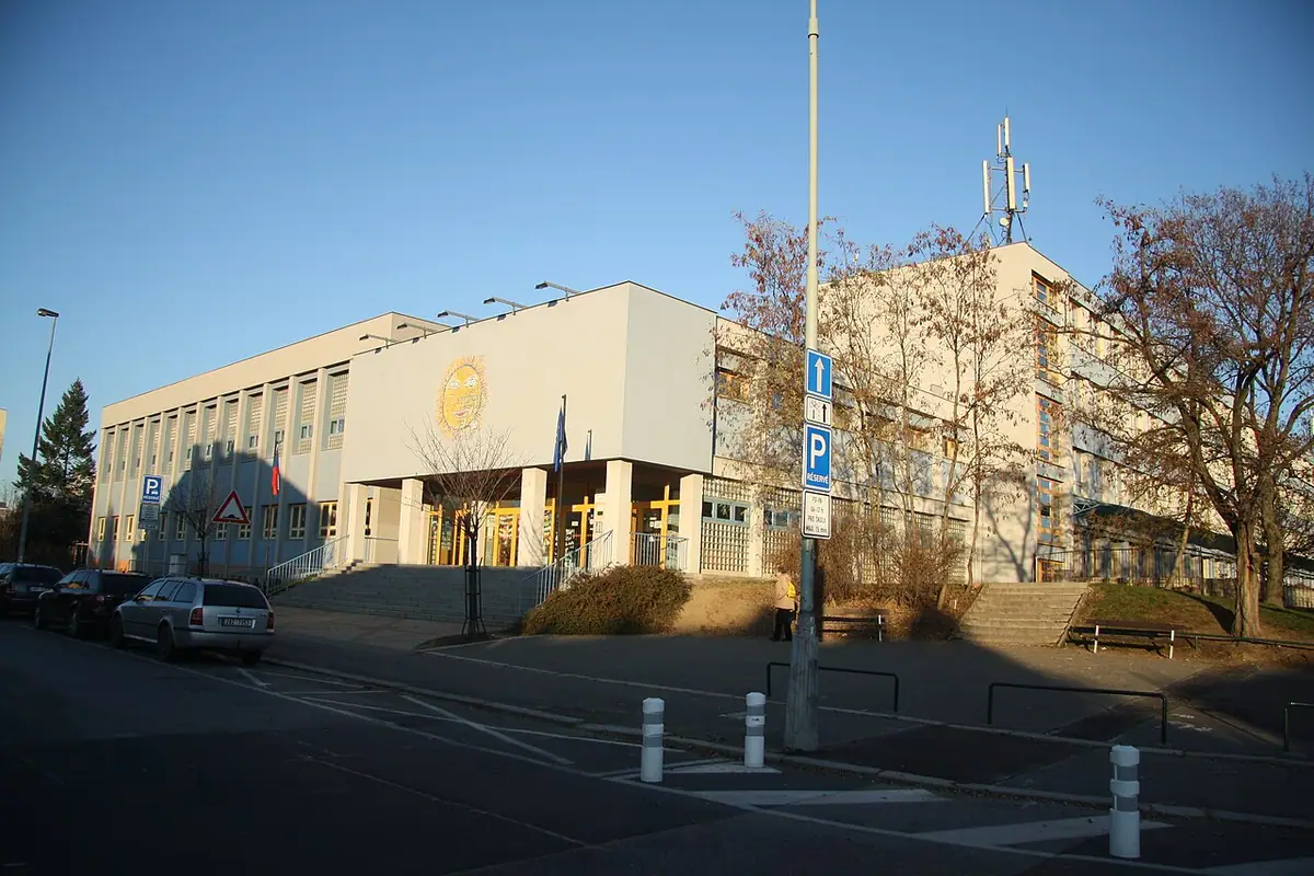 Budova školy: Škola Kavčí hory – SOŠ