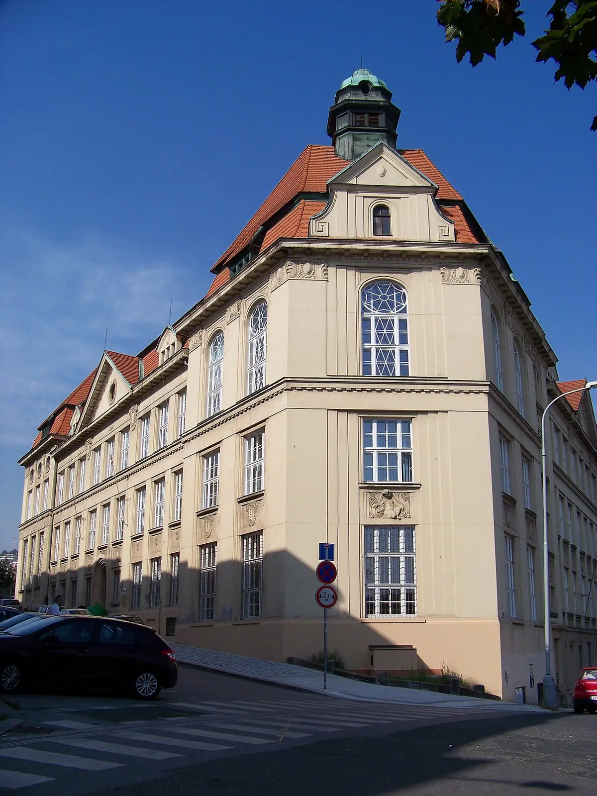 Budova školy: Gymnázium Na Zatlance