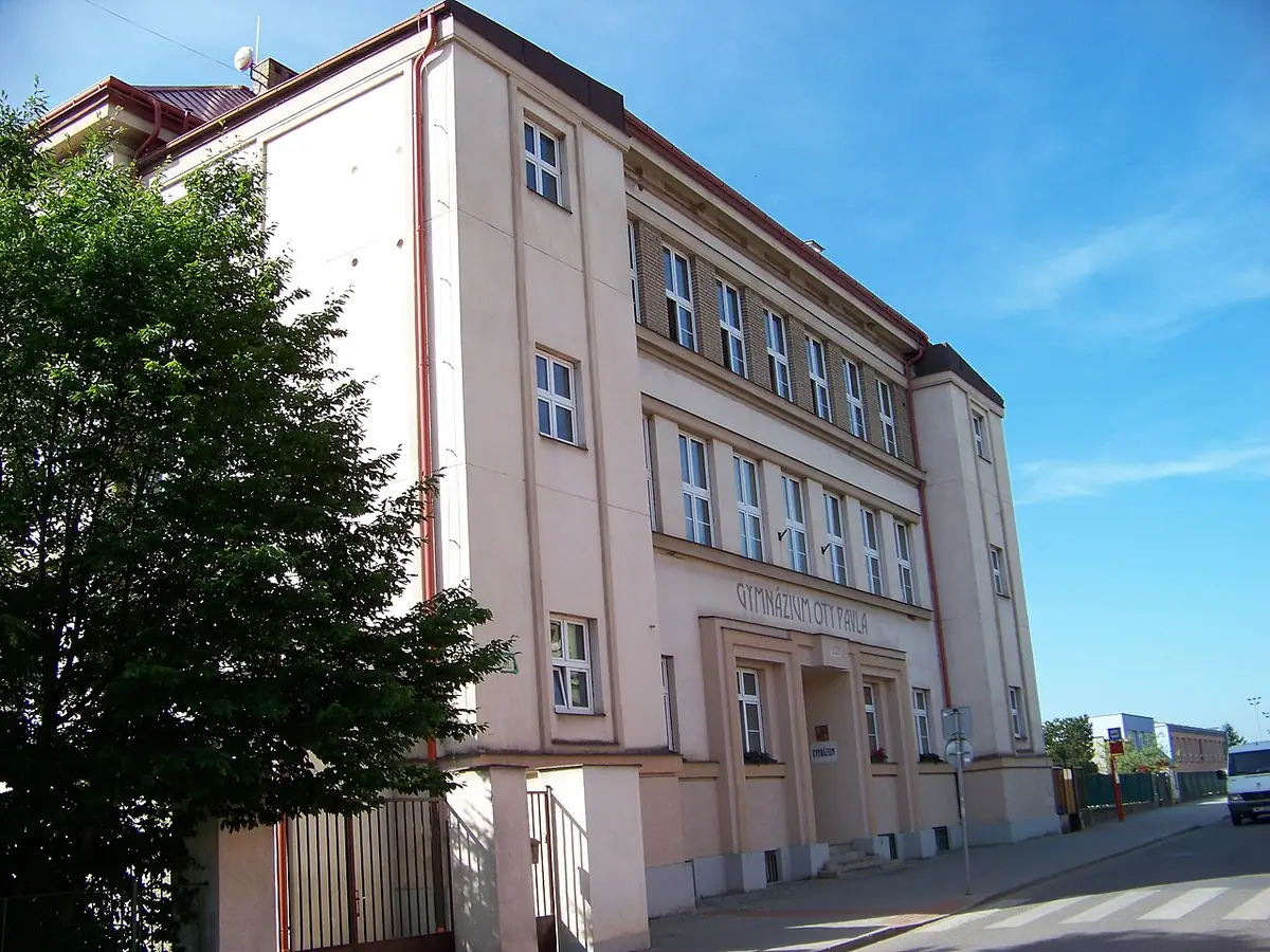 Budova školy: Gymnázium Oty Pavla