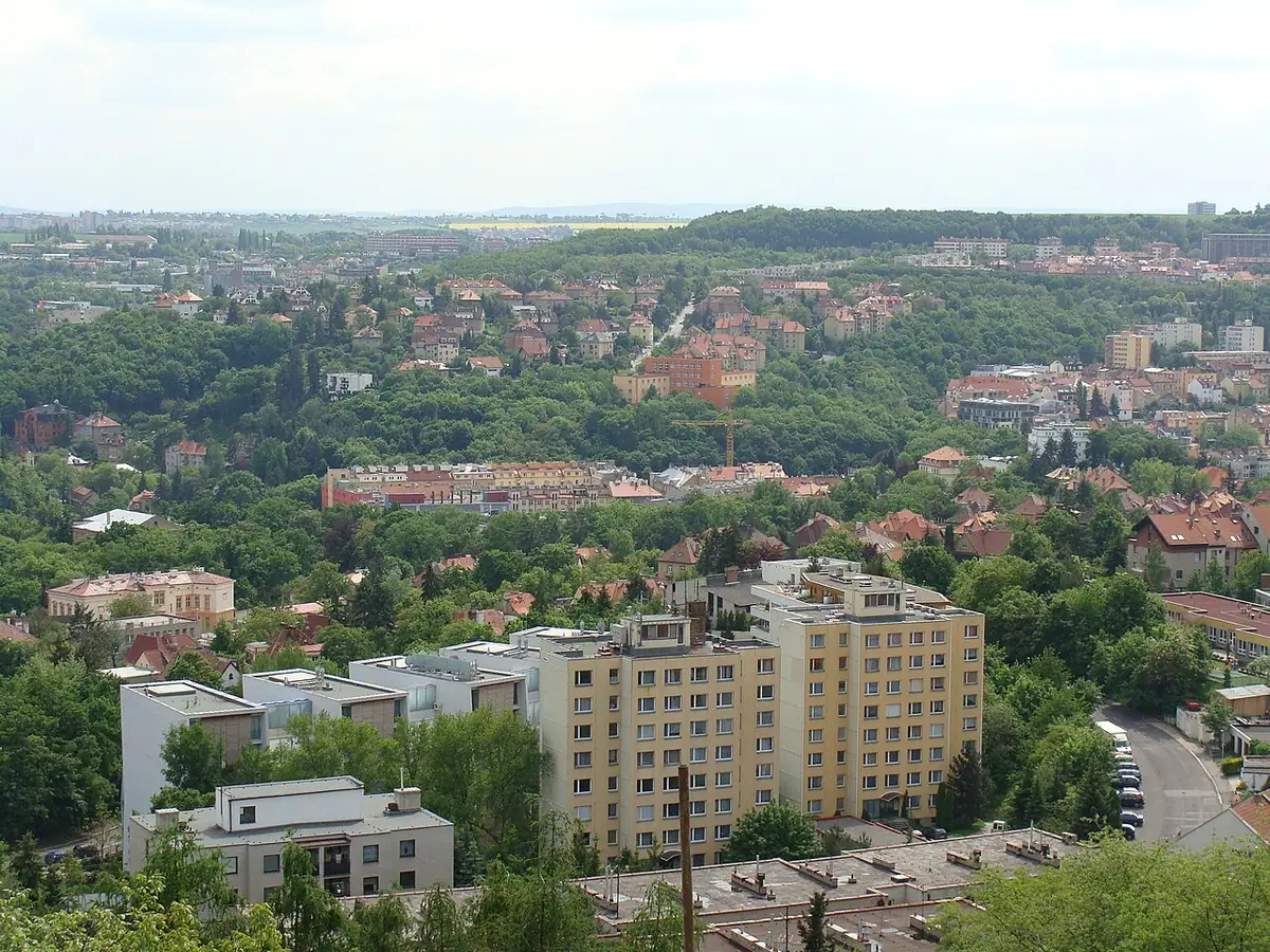 School building: Gymnázium Nad Kavalírkou