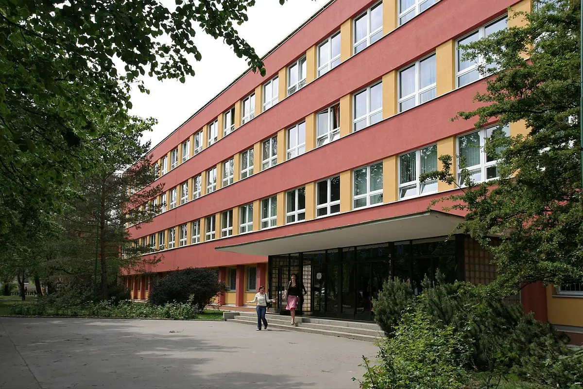Budova školy: Gymnázium Nad Alejí