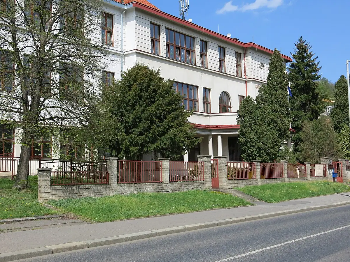 School building: Trojské gymnázium