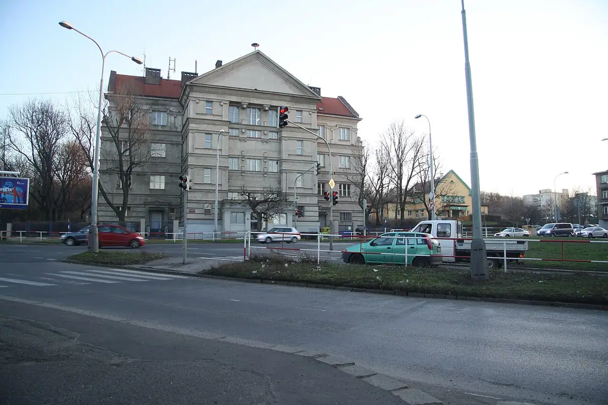 Budova školy: Gymnázium J. Seiferta