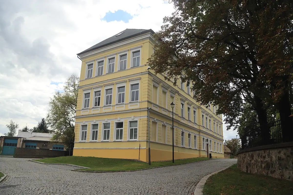 Budova školy: Gymnázium Čakovice