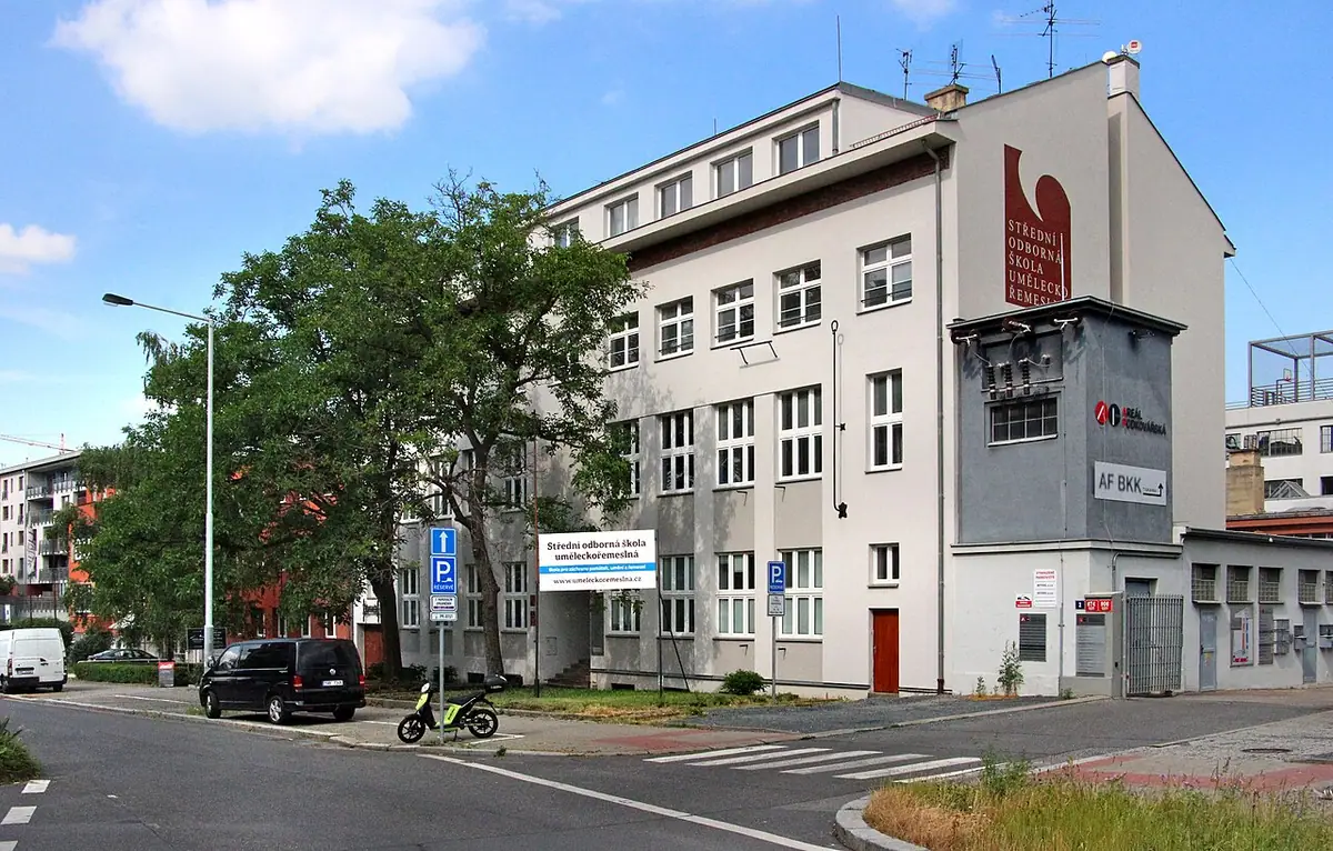 Budova školy: SOŠ uměleckořemeslná