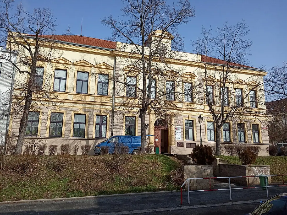 Budova školy: Gymnázium bratří Čapků a PČSSOU