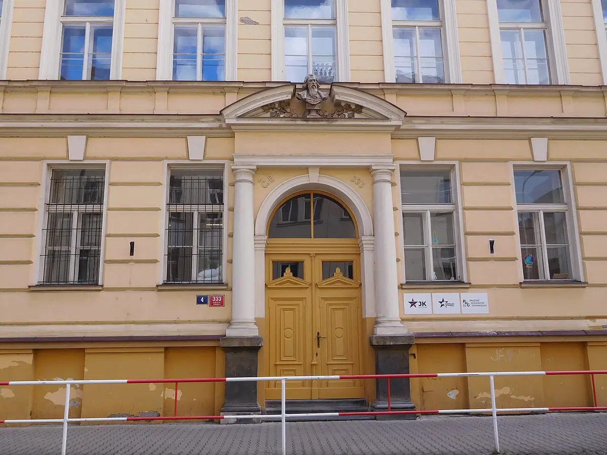 Budova školy: Pražské humanitní gymnázium