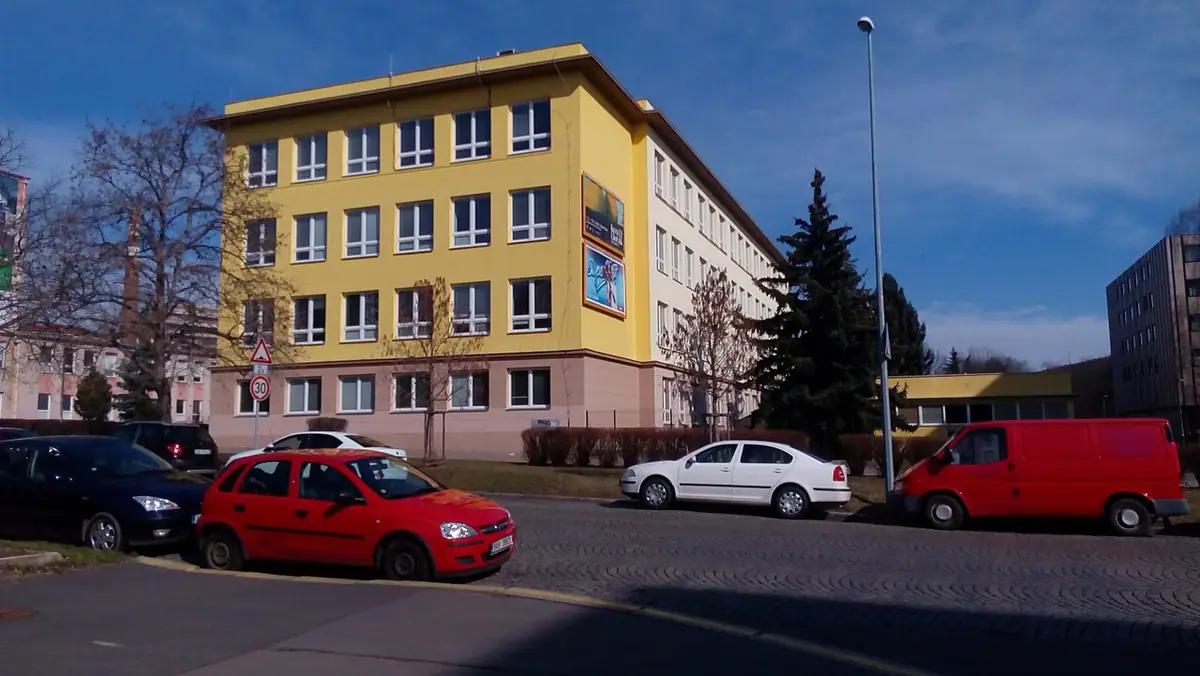 School building: Gymnázium Omská