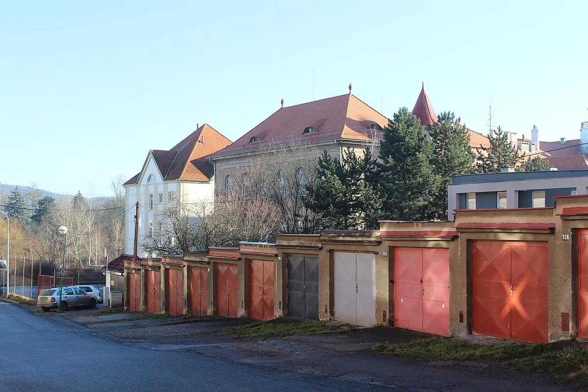 Budova školy: Gymnázium Joachima Barranda