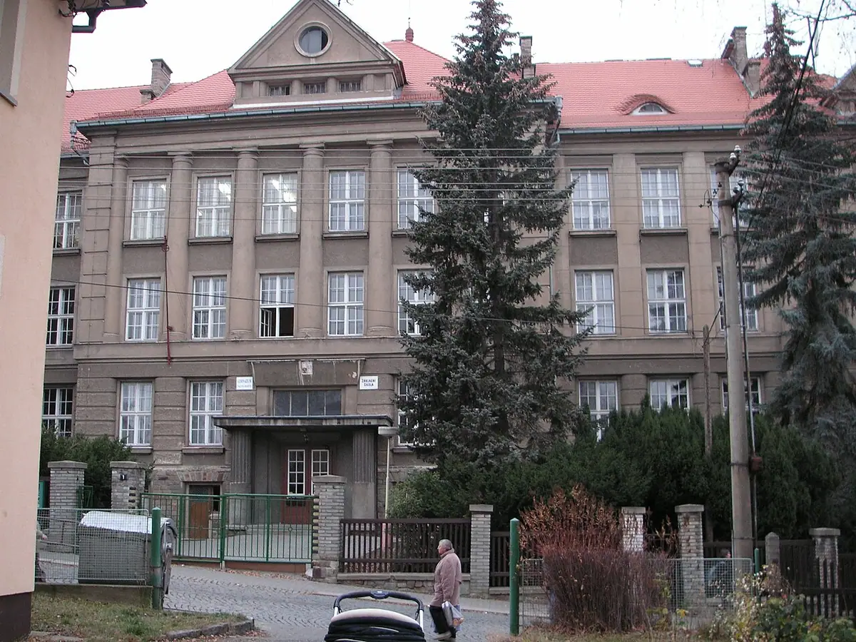 Budova školy: Gymnázium Václava Hraběte