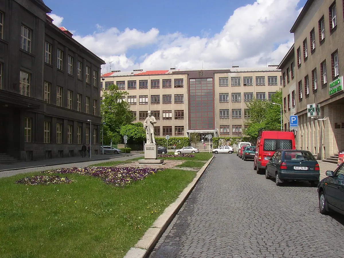 Budova školy: Gymnázium Slaný