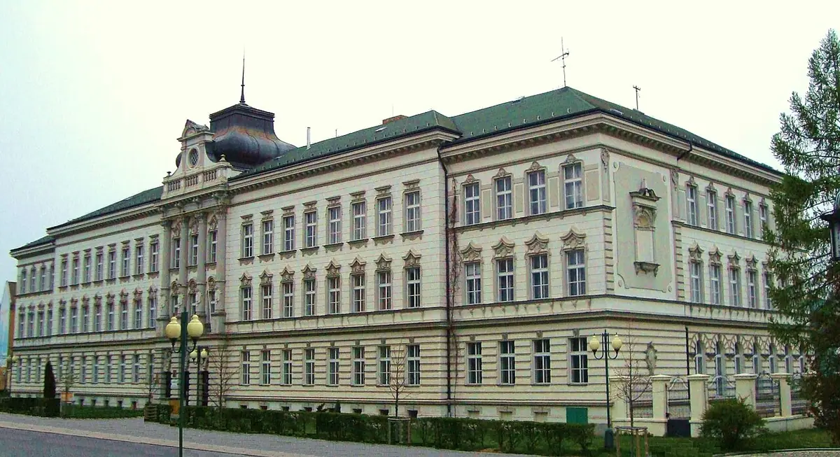 School building: Osmileté gymnázium Mladá Boleslav