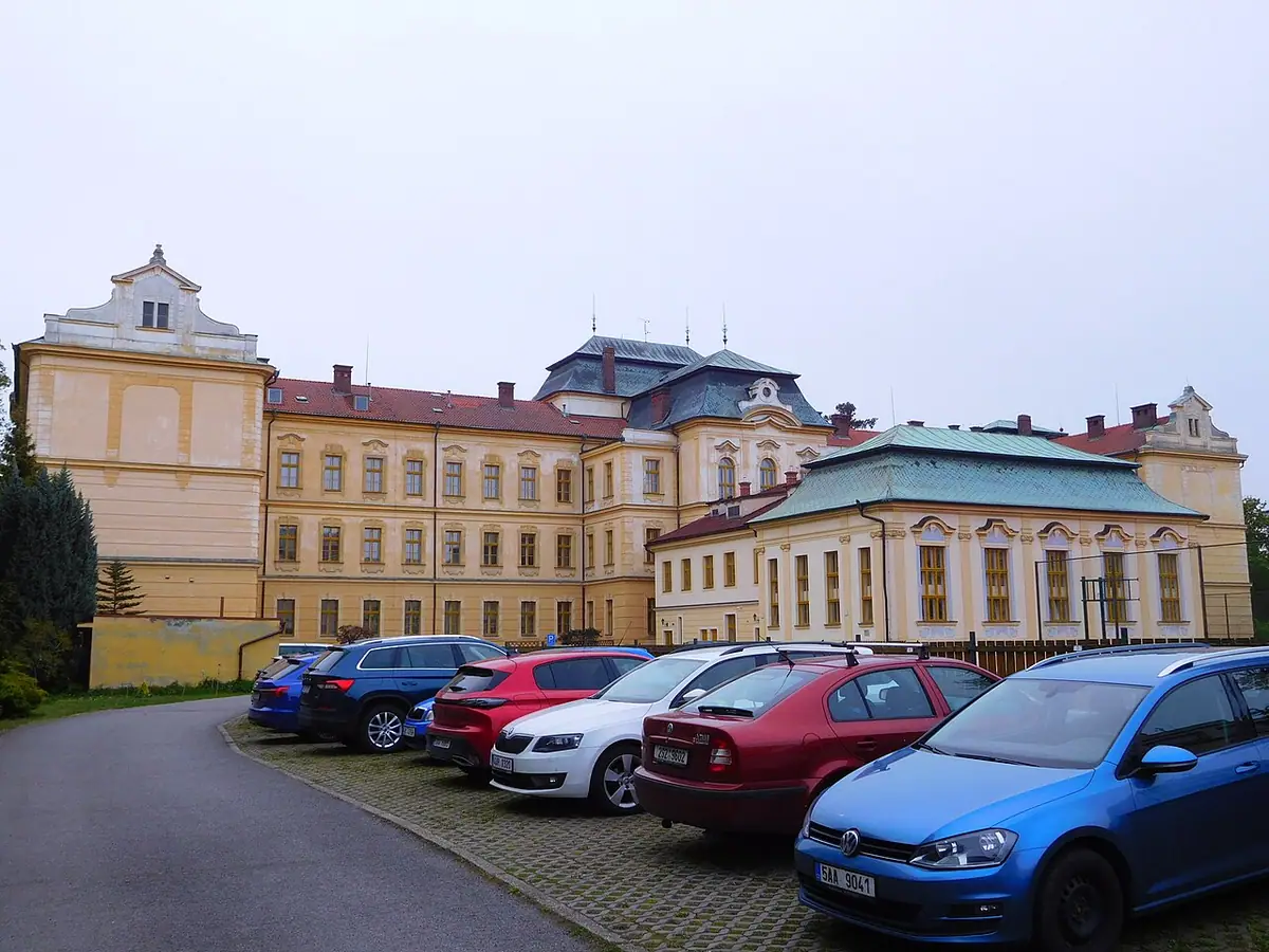 Budova školy: Gymnázium Dr. Josefa Pekaře