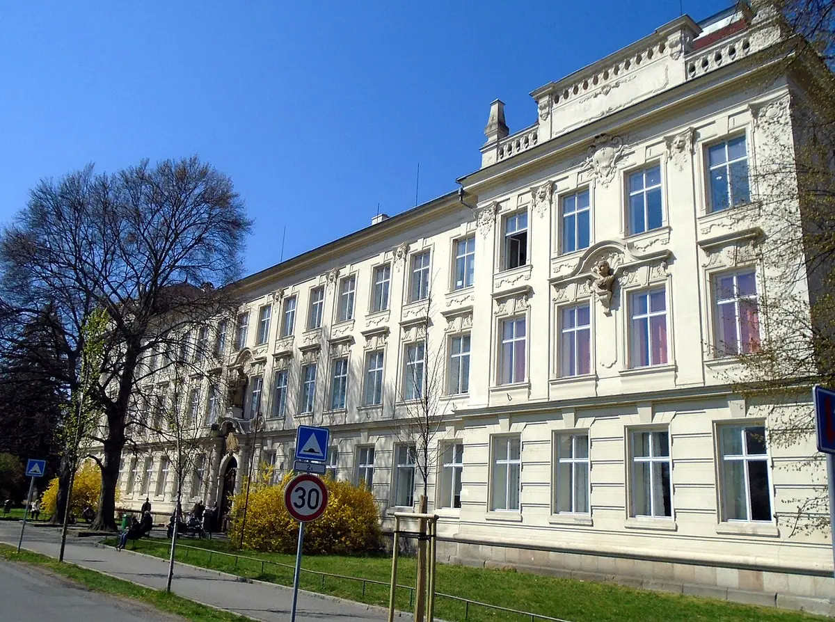 Budova školy: Gymnázium Jiřího z Poděbrad