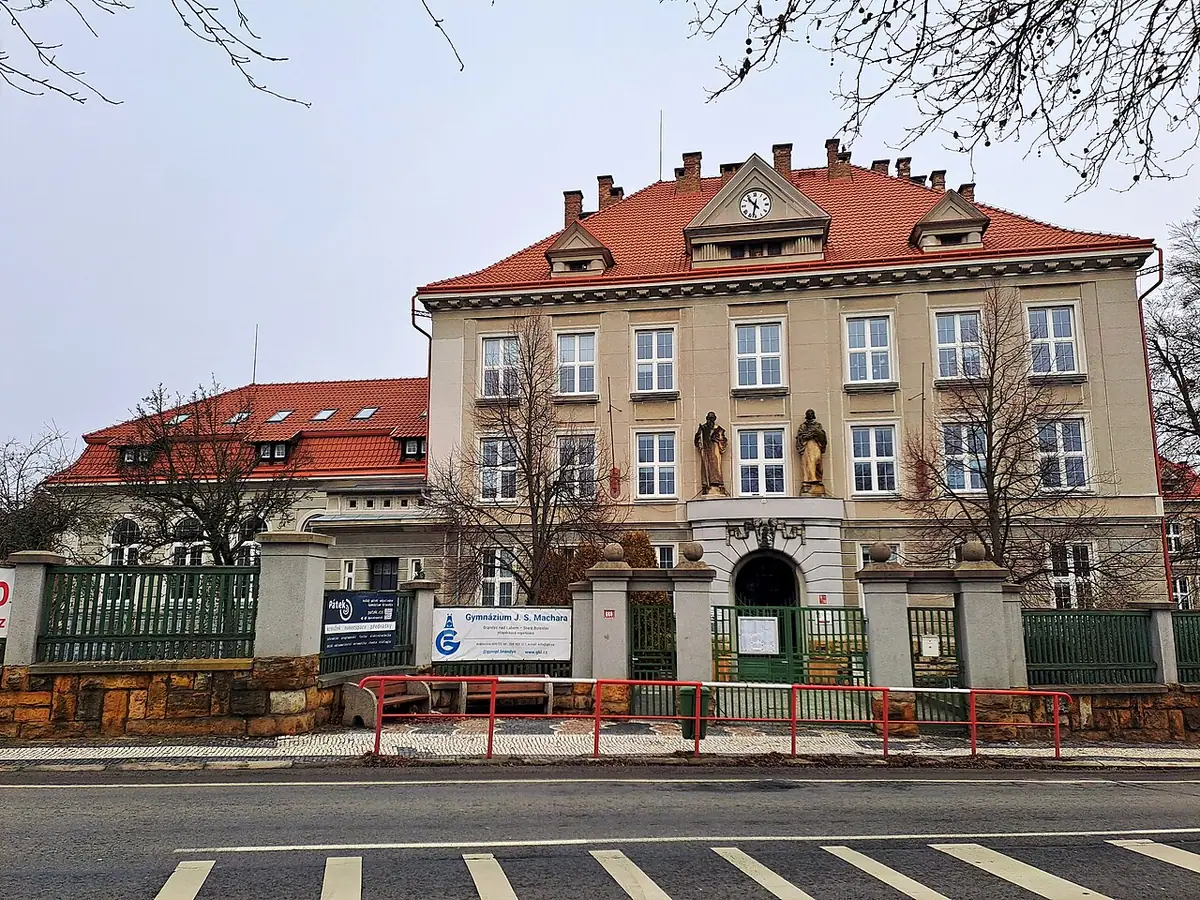 Budova školy: Gymnázium J. S. Machara