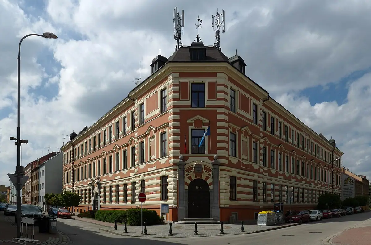 Budova školy: Gymnázium J. V. Jirsíka