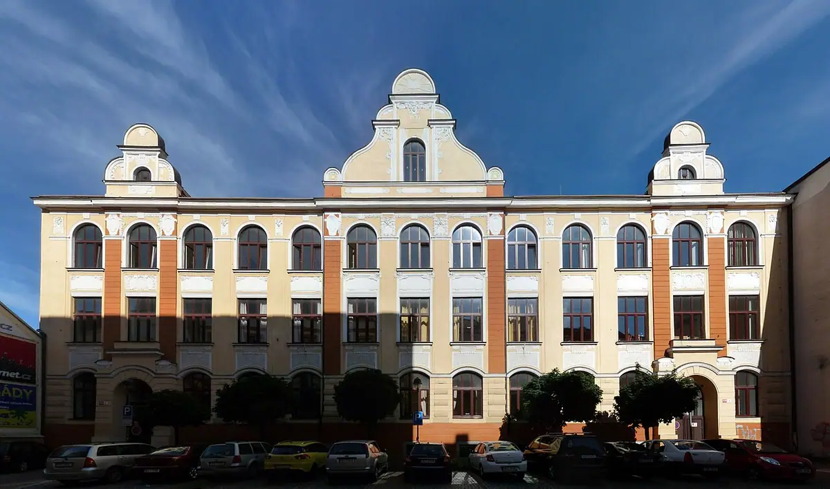 Budova školy: Gymnázium Jírovcova