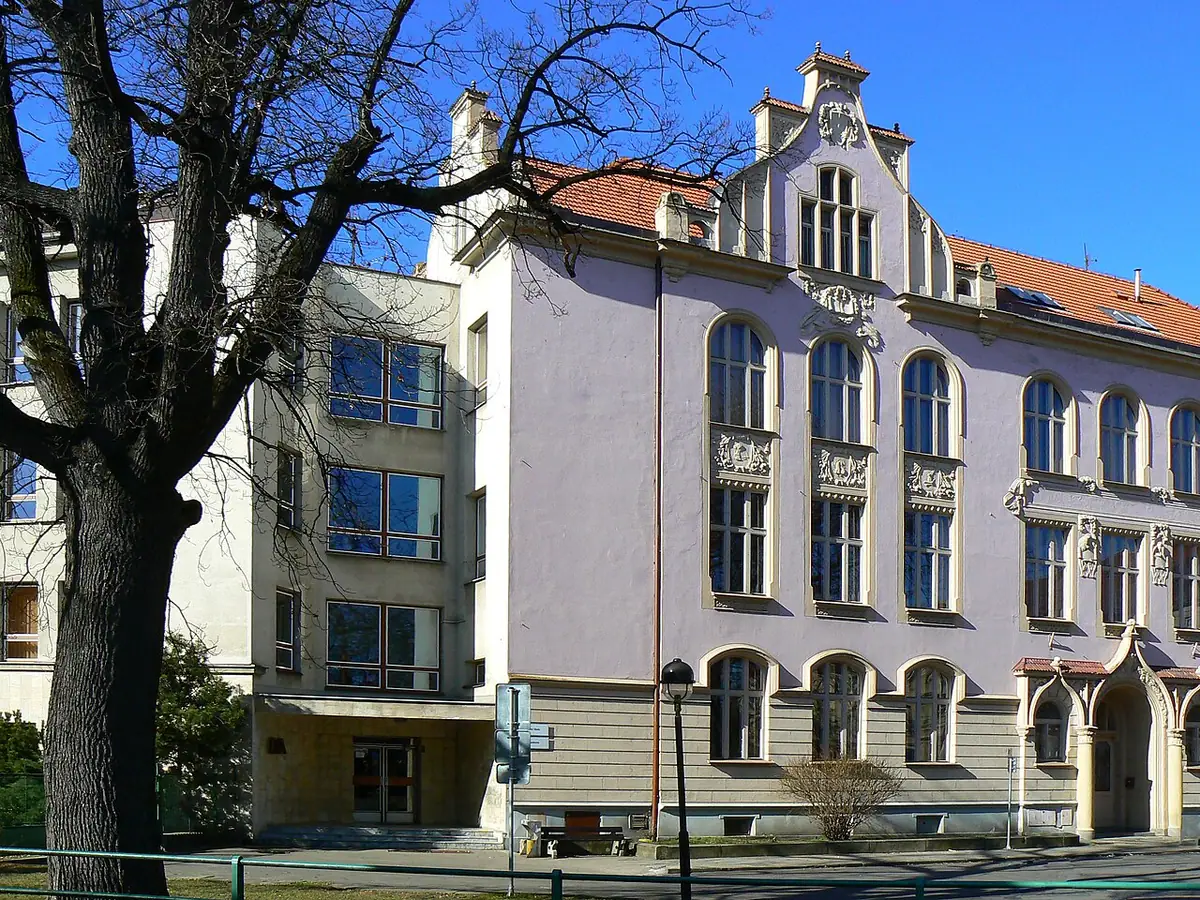 Budova školy: Obchodní akademie České Budějovice
