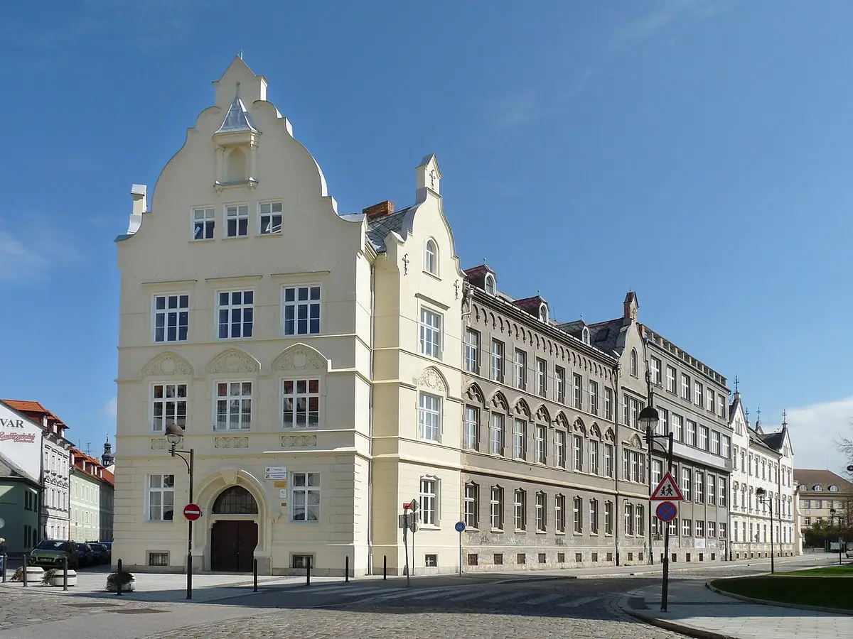 Budova školy: Biskupské gymnázium J. N. Neumanna
