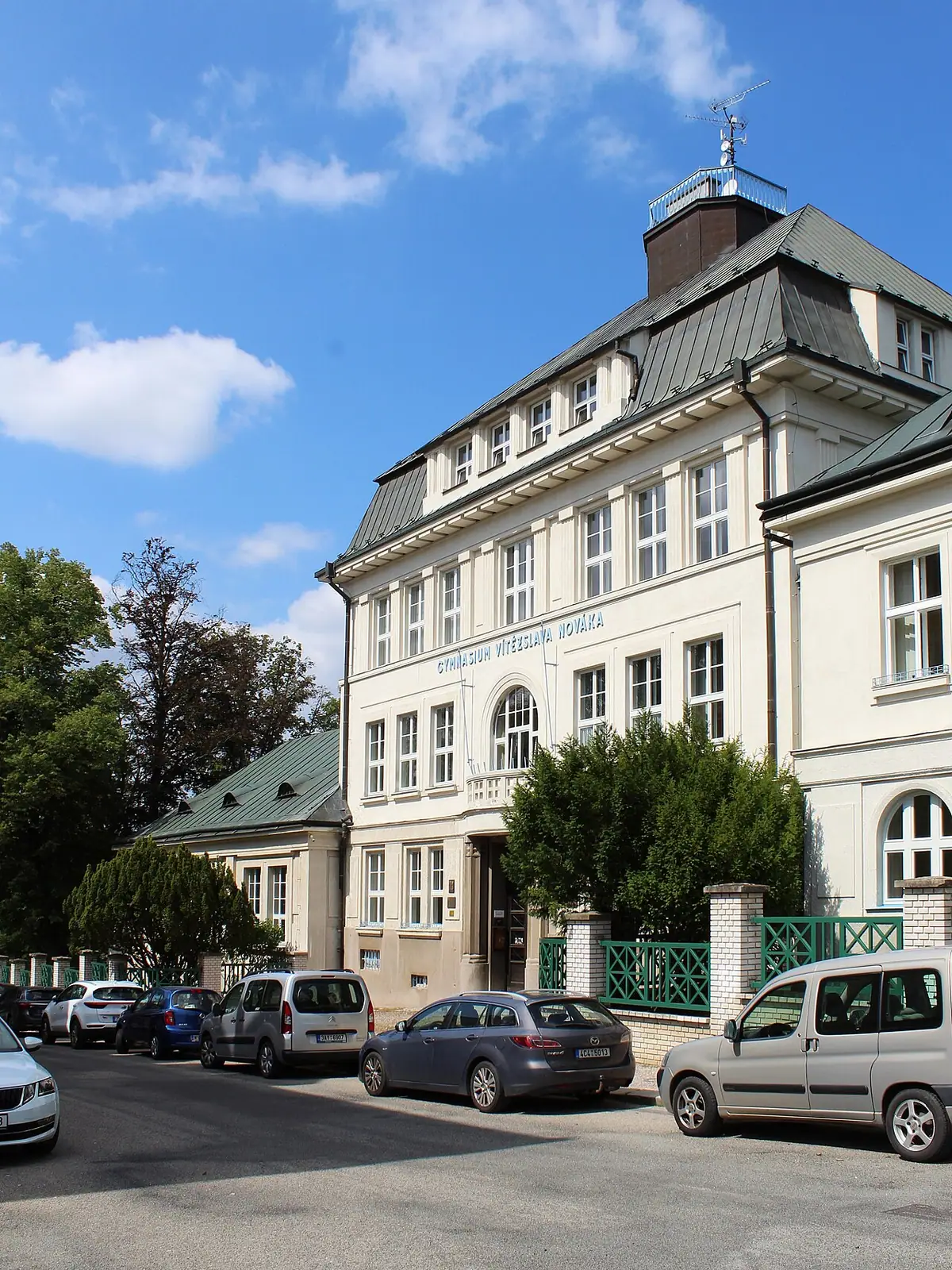 Budova školy: Gymnázium Vítězslava Nováka