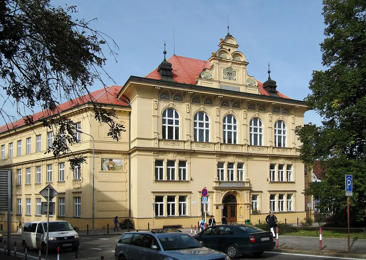 Budova školy: Gymnázium Pierra de Coubertina Tábor