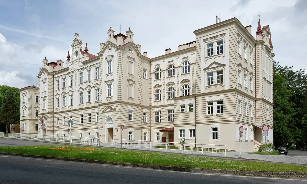 Budova školy: Gymnázium a OA Mariánské Lázně