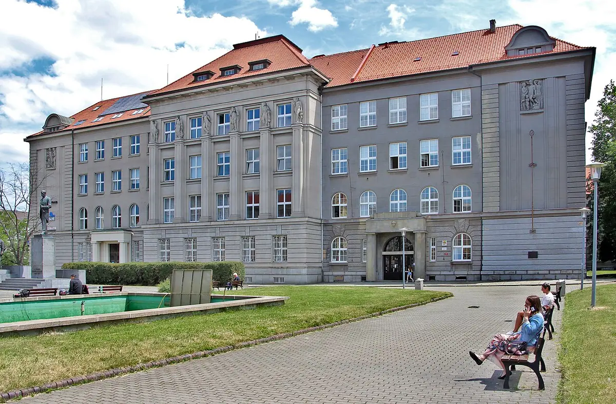Budova školy: Obchodní akademie Plzeň