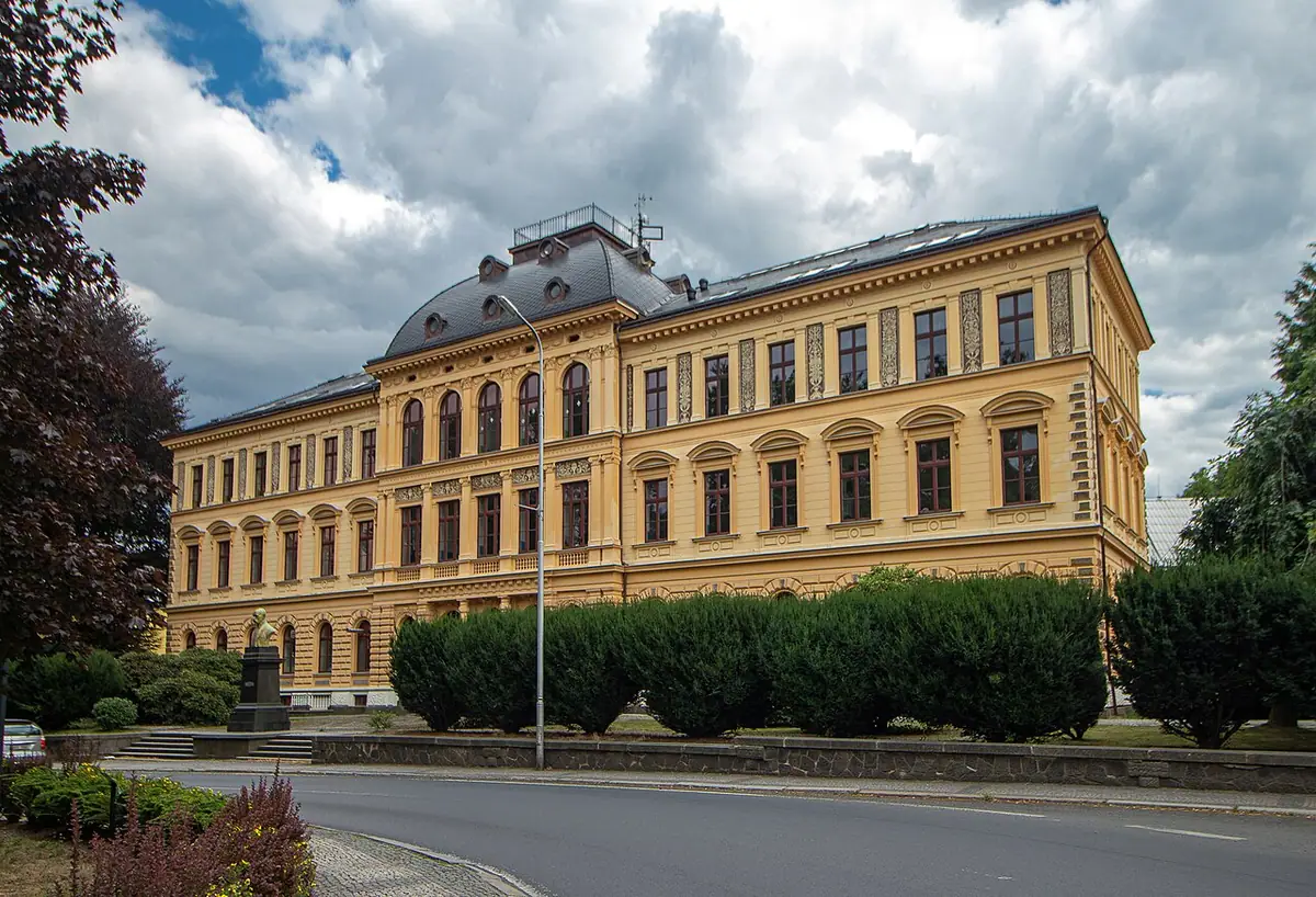 School building: Lesnická a odborná škola Šluknov