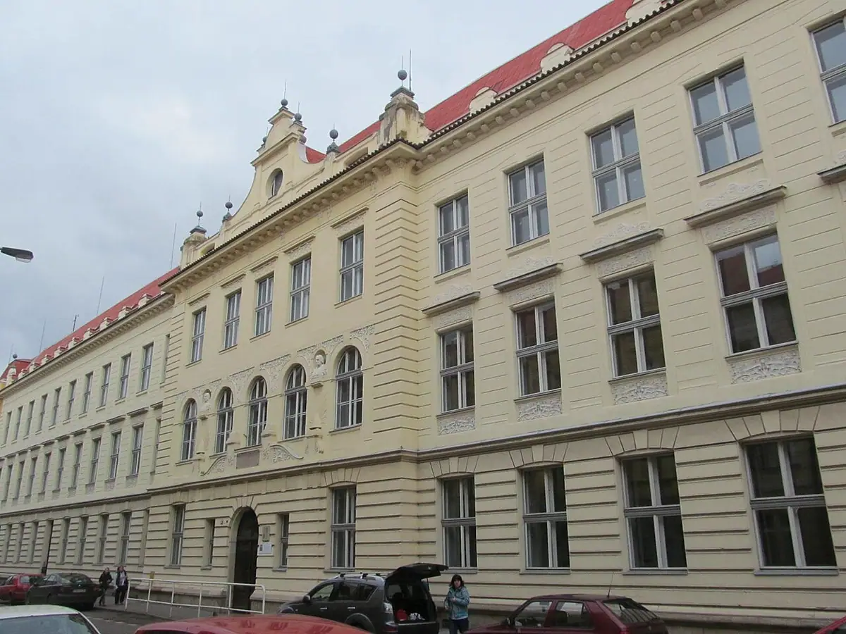 Budova školy: Gymnázium Václava Hlavatého Louny