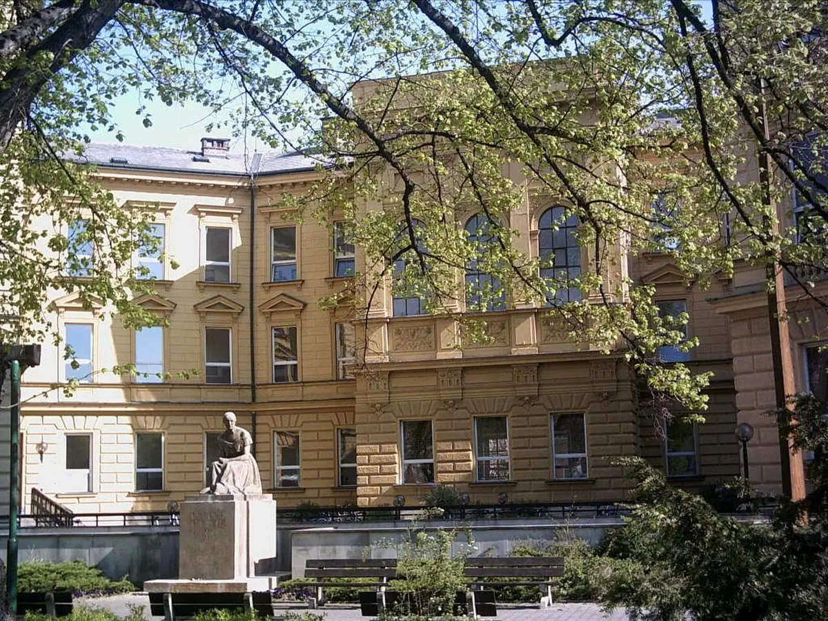 Budova školy: Gymnázium Boženy Němcové