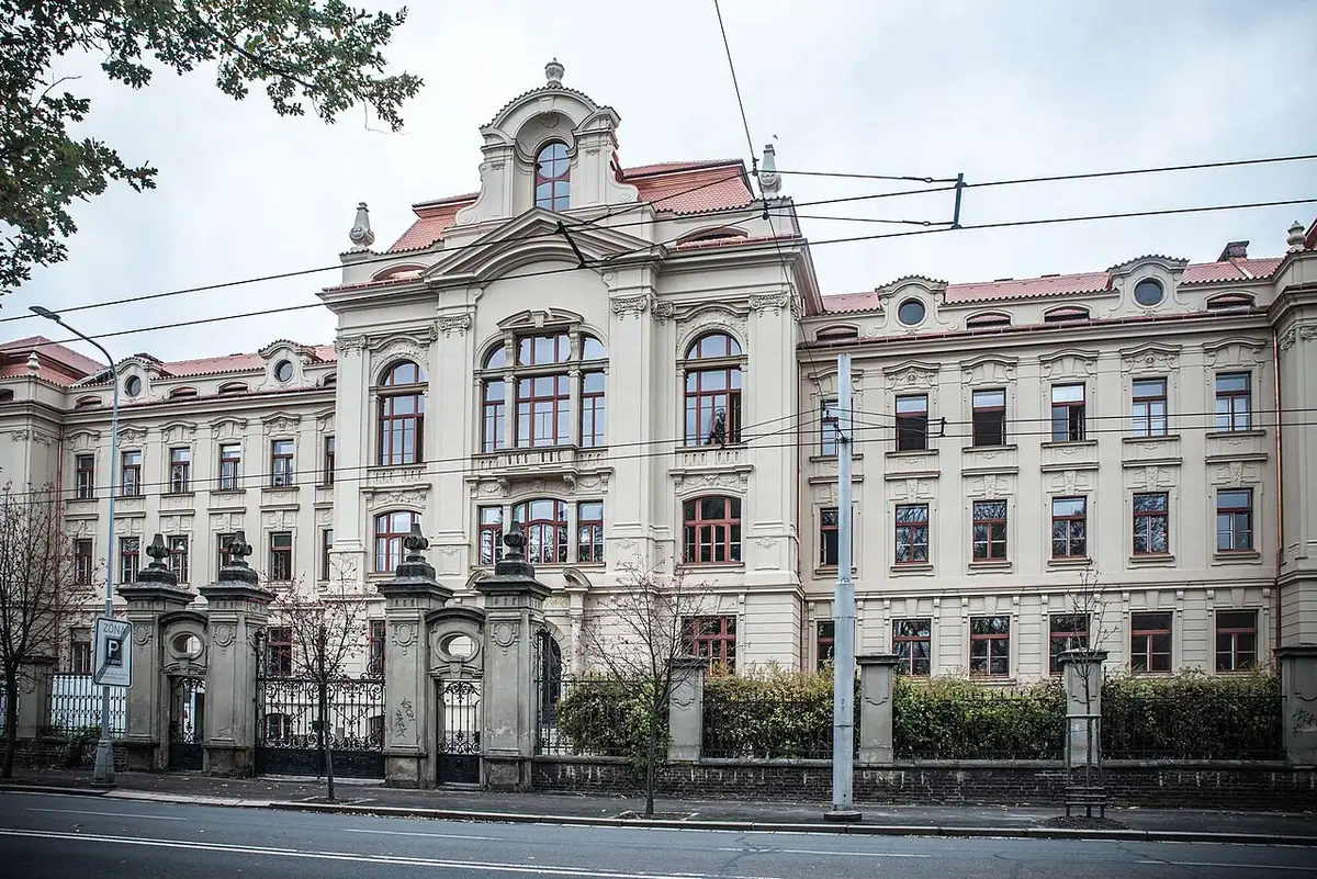 Budova školy: OA, SOŠ a JŠ Hradec Králové