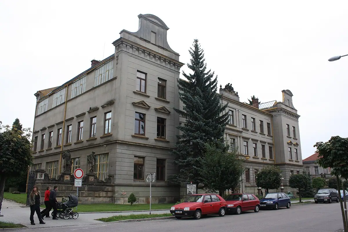 Budova školy: SUPŠ sochařská a kamenická Hořice