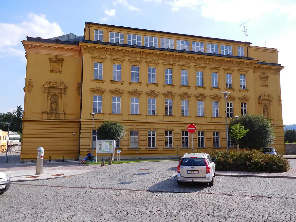Budova školy: Gymnázium Dvůr Králové nad Labem