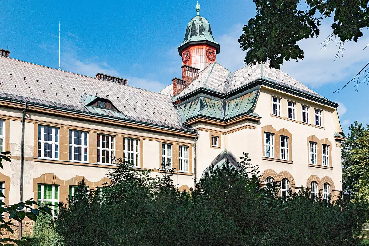 Budova školy: Krkonošské gymnázium a SOŠ