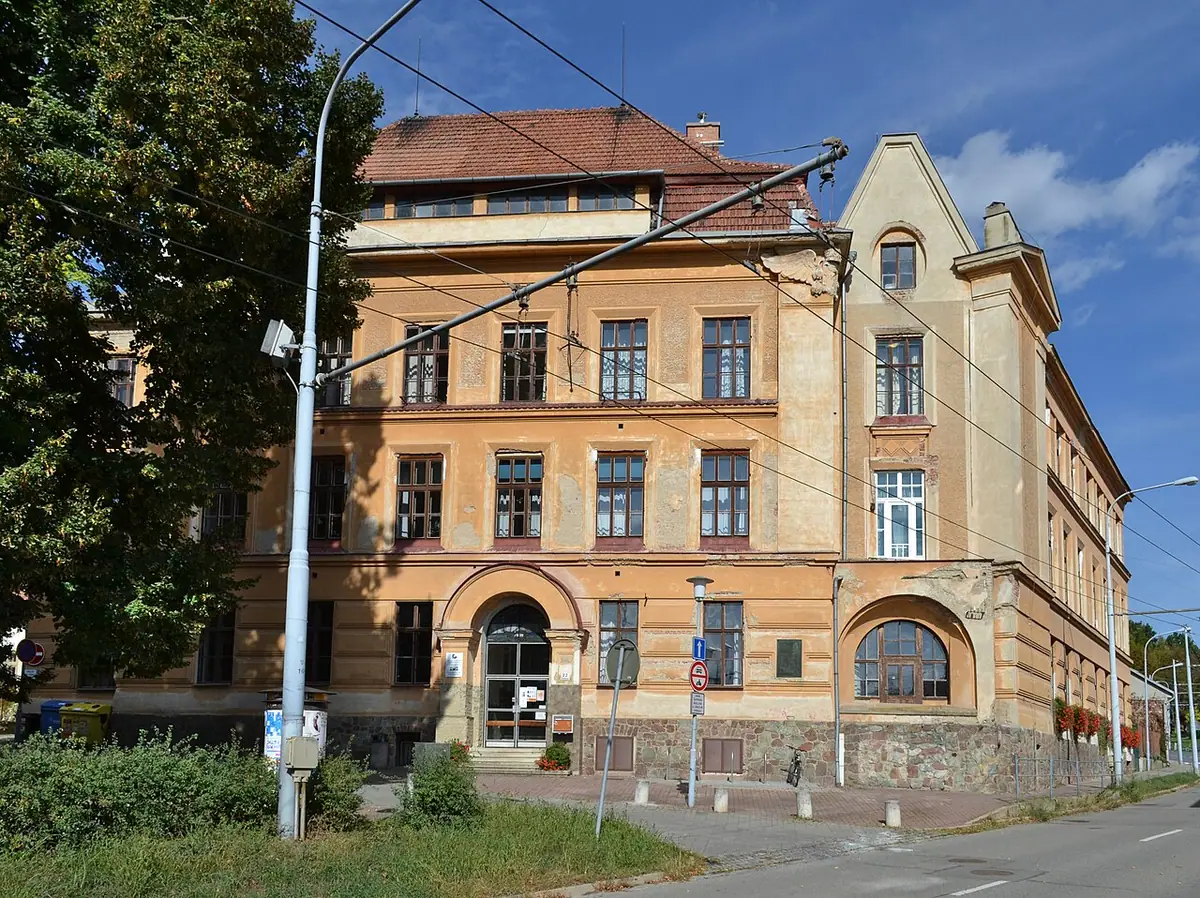 Budova školy: GYMUM