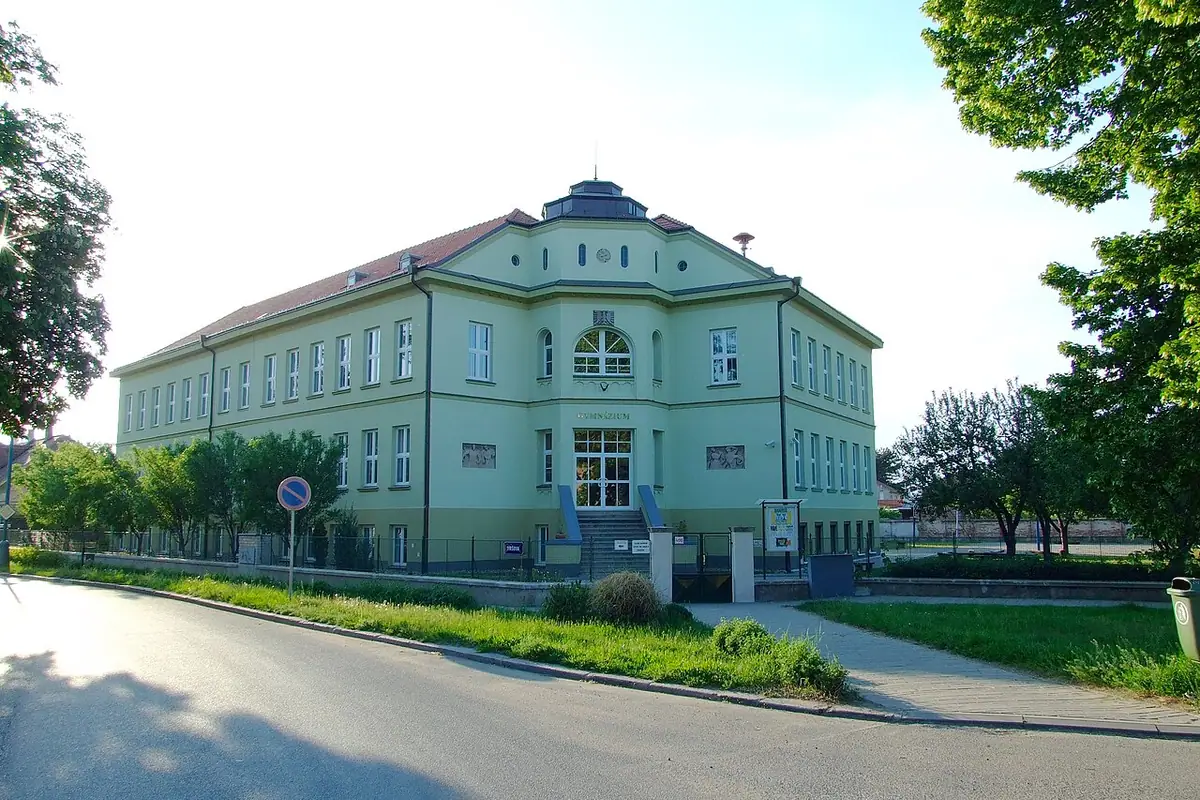 Budova školy: Gymnázium Židlochovice