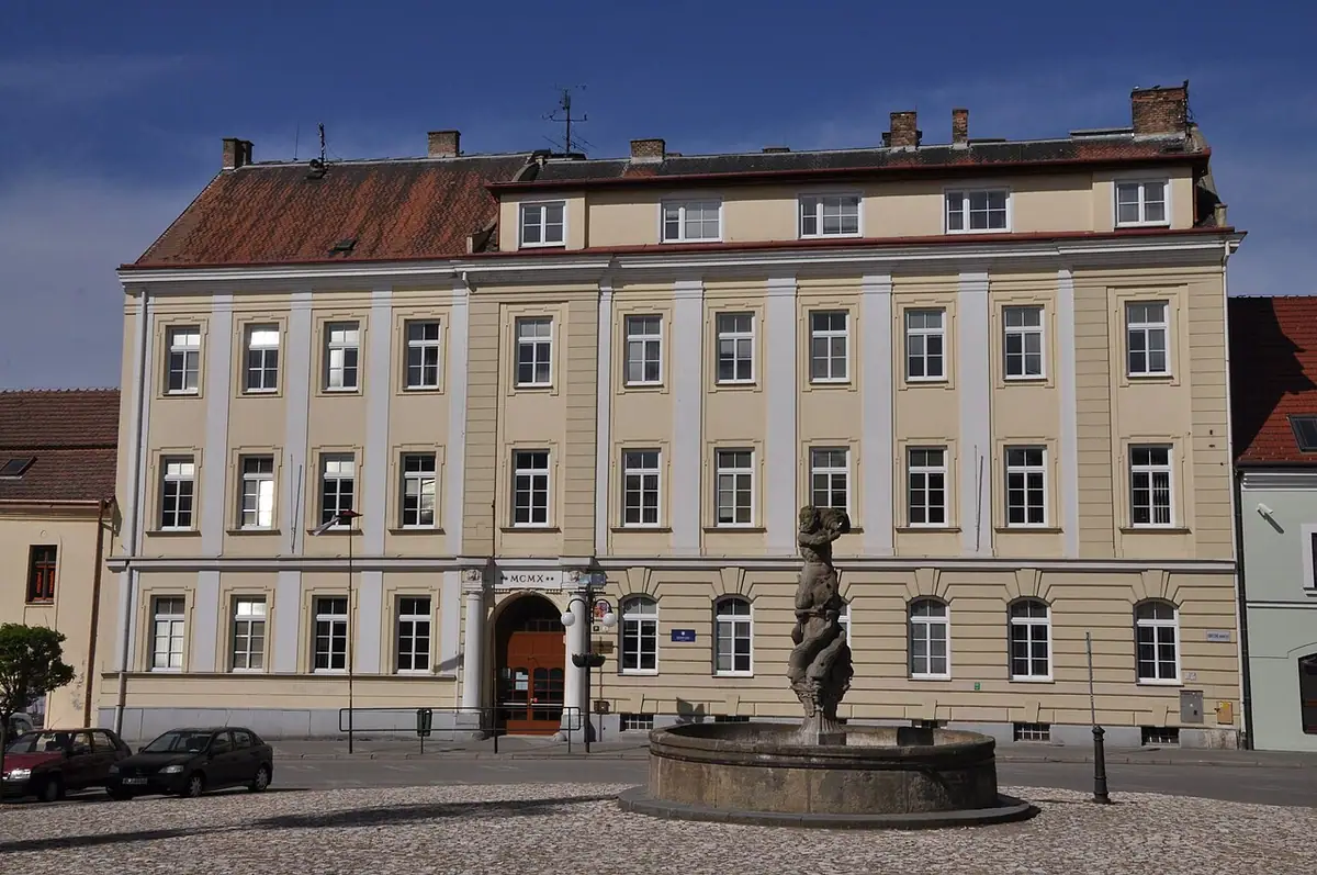 Budova školy: Gymnázium T. G. Masaryka Hustopeče