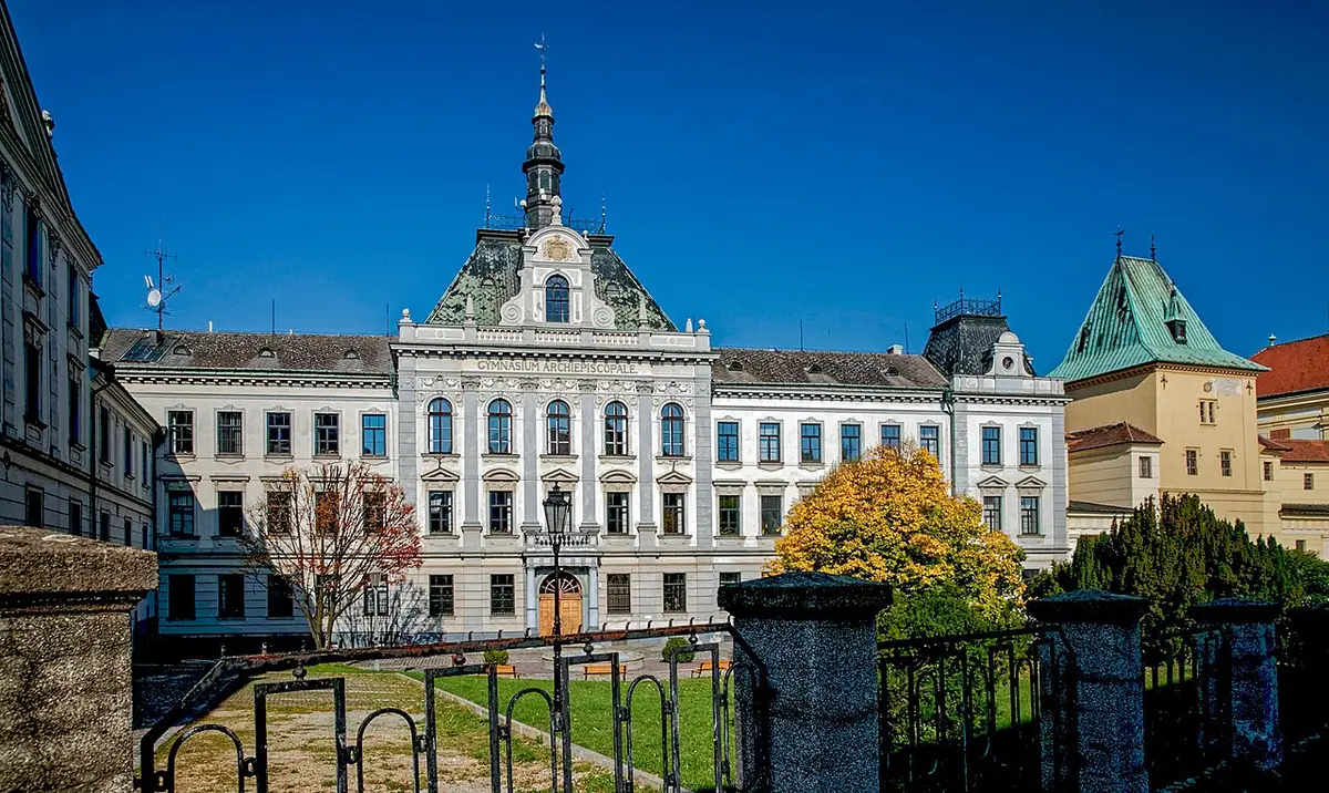Budova školy: Arcibiskupské gymnázium Kroměříž