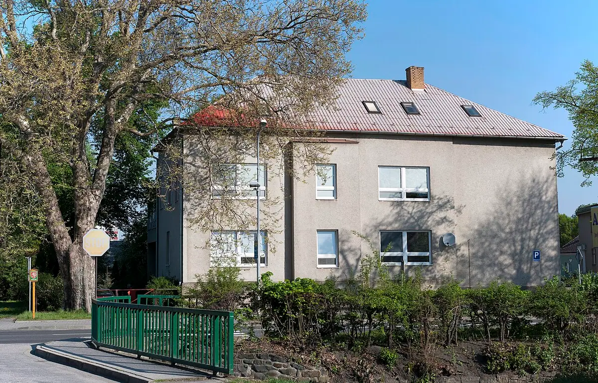 Budova školy: SŠ nábytkářská a obchodní Bystřice pod Hostýnem