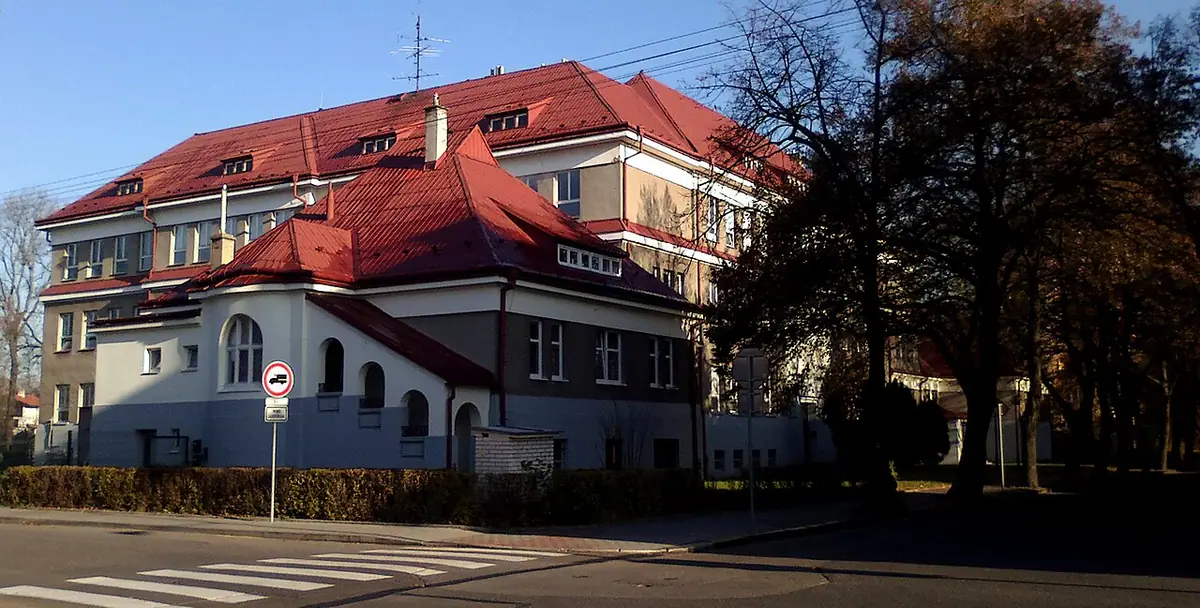 Budova školy: Gymnázium Josefa Kainara